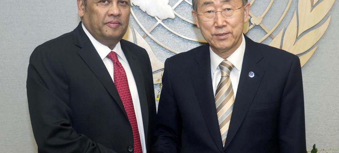 Le Secrétaire général Ban Ki-moon (à droite) rencontre Mahinda Samarasinghe, Envoyé spécial du Président du Sri Lanka sur les droits de l'homme.