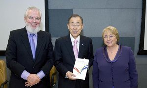 Le Secrétaire général Ban Ki-moon (au centre) avec le chef de l'OIT, Juan Somavia (à gauche) et la chef de l'ONU-Femmes, Michelle Bachelet.