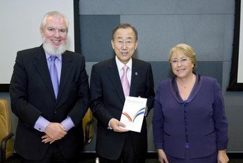 Le Secrétaire général Ban Ki-moon (au centre) avec le chef de l'OIT, Juan Somavia (à gauche) et la chef de l'ONU-Femmes, Michelle Bachelet.