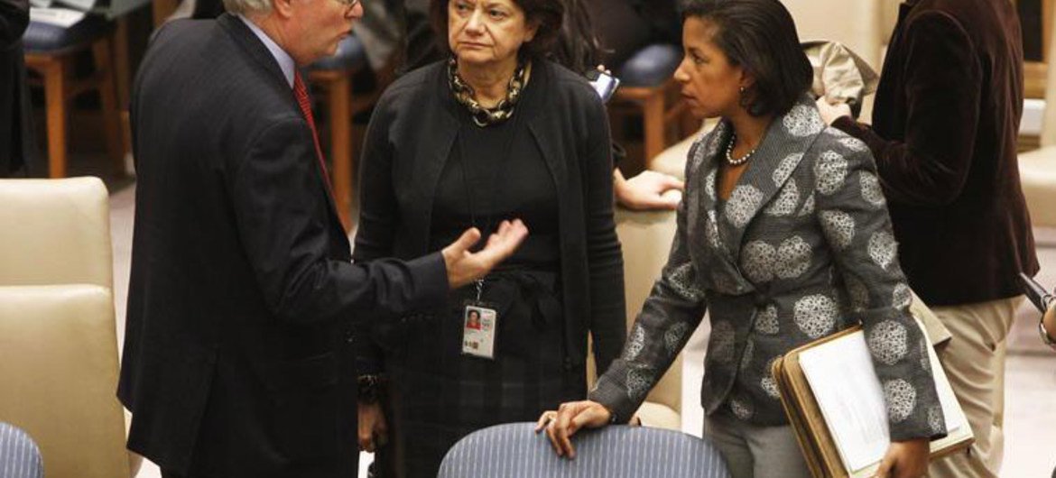 L'Ambassadeur britannique, Mark Lyall Grant (à gauche), discute avec Rosemary DiCarlo, Présidente du Conseil de sécurité pour le mois de juillet (au centre) et l'ancienne Ambassadrice américaine, Susan Rice (à droite).