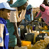 Une femme casque bleu discute avec des femmes réfugiées au Tchad.