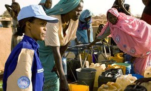 Une femme casque bleu discute avec des femmes réfugiées au Tchad.