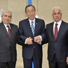 Le Secrétaire général Ban Ki-moon (au centre) avec les dirigeants chypriotes grec et turc, Dimistris Christofias et Dervis Eroglu.