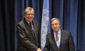 UNODC chief Yury Fedotov (left) and UNHCR head António Guterres announce joint plan of action