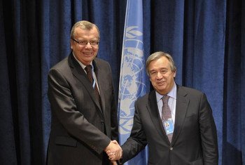 UNODC chief Yury Fedotov (left) and UNHCR head António Guterres announce joint plan of action