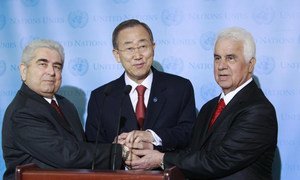 Secretary-General Ban Ki-moon (centre) flanked by Greek Cypriot leader Dimitris Christofias (left) and Turkish Cypriot leader Dervis Eroglu