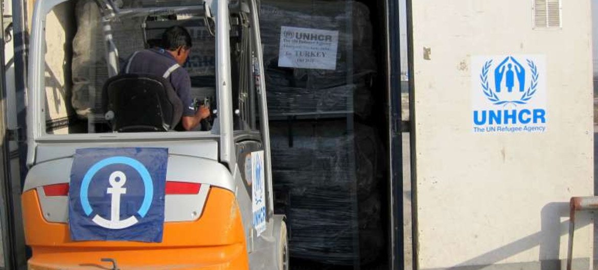 Un charriot élévateur charge de l'aide pour la Turquie dans un entrepôt du HCR à Dubaï.