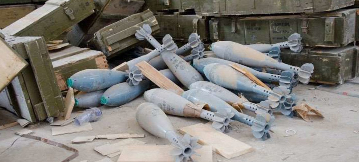 كميات كبيرة من الأسلحة والألغام المتروكة في أطراف طرابلس، ليبيا.