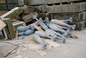 كميات كبيرة من الأسلحة والألغام المتروكة في أطراف طرابلس، ليبيا.