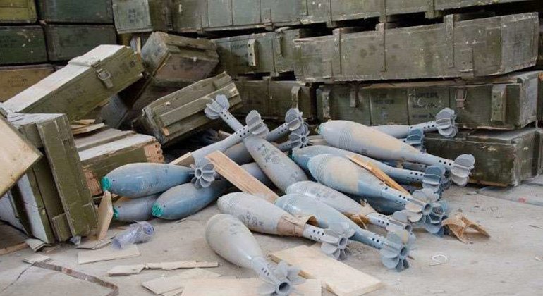 利比亚首都的黎波里郊区大量遗留的弹药和地雷。