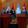 Le Secrétaire général Ban Ki-moon (au centre) avec le Président de l'Assemblée générale Nassir Abdulaziz Al-Nasser (à gauche) et le Président du Conseil national de transition libyen (CNT), Mustafa Mohammed Abdul Jalil.