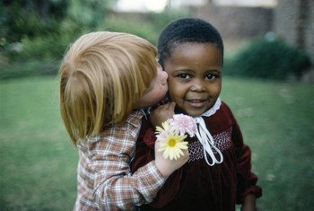 Niños de Cape Town, Sudáfrica, en una fotografía tomada en los años ochenta, cuando el matrimonio interracial estaba prohibido en ese país