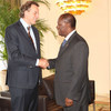 Le Représentant spécial Bert Koenders (à gauche) rencontre le Président ivoirien Alassane Ouattara.