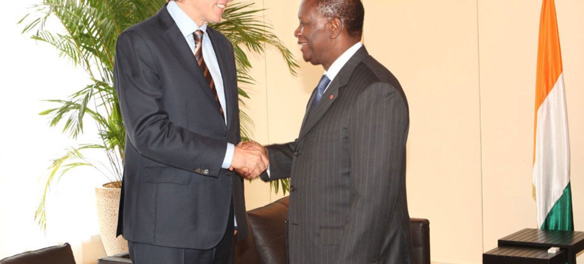 Le Représentant spécial Bert Koenders (à gauche) rencontre le Président ivoirien Alassane Ouattara.