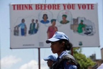 Des Casques bleus devant le bureau de la Commission nationale des élections avant les élections du 8 novembre au Libéria.