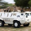 Des Casques bleus de la MINUAD en patrouille à Um Kadada, au Nord-Darfour. Photo ONU/Albert Gonzalez Farran