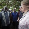 La Représentante spéciale de l’ONU pour le Libéria, Ellen Margrethe Loj (à droite), discute avec des électeurs devant un bureau de vote.
