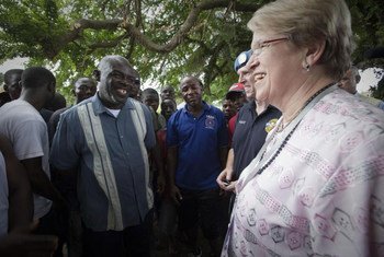 La Représentante spéciale de l’ONU pour le Libéria, Ellen Margrethe Loj (à droite), discute avec des électeurs devant un bureau de vote.