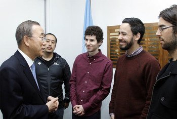 Le Secrétaire général Ban Ki-moon avec le groupe de rock Linkin Park au siège de l'ONU.