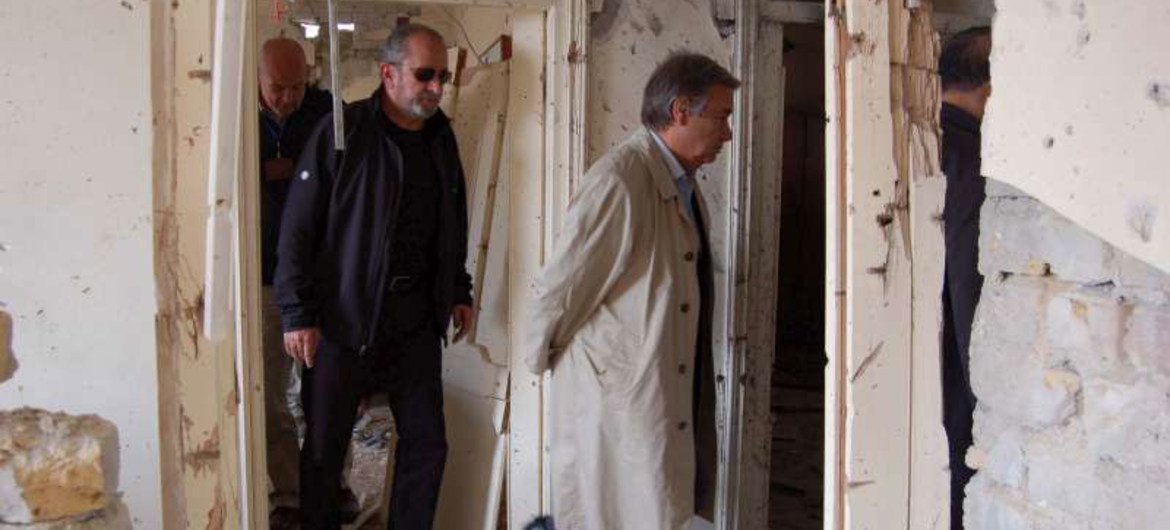 Le Haut commissaire des Nations Unies pour les réfugiés Antonio Guterres (à droite), visite le bureau endommagé du HCR à Kandahar en Afghanistan