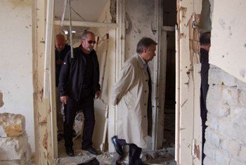 Le Haut commissaire des Nations Unies pour les réfugiés Antonio Guterres (à droite), visite le bureau endommagé du HCR à Kandahar en Afghanistan