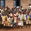 Des écoliers devant leur nouvelle école au Burundi.