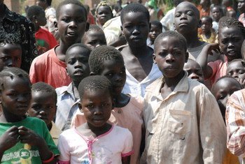 Des enfants sud-soudanais déplacés par des attaques des rebelles de l'Armée de résistance du Seigneur (LRA). Photo IRIN/Peter Martell