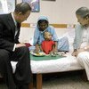 Le Secrétaire général Ban Ki-moon (à gauche) et son épouse Yoo Soon-taek rencontrent une mère et son enfant dans un centre de santé à Dhaka.