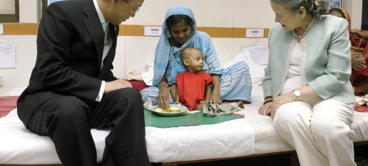Le Secrétaire général Ban Ki-moon (à gauche) et son épouse Yoo Soon-taek rencontrent une mère et son enfant dans un centre de santé à Dhaka.