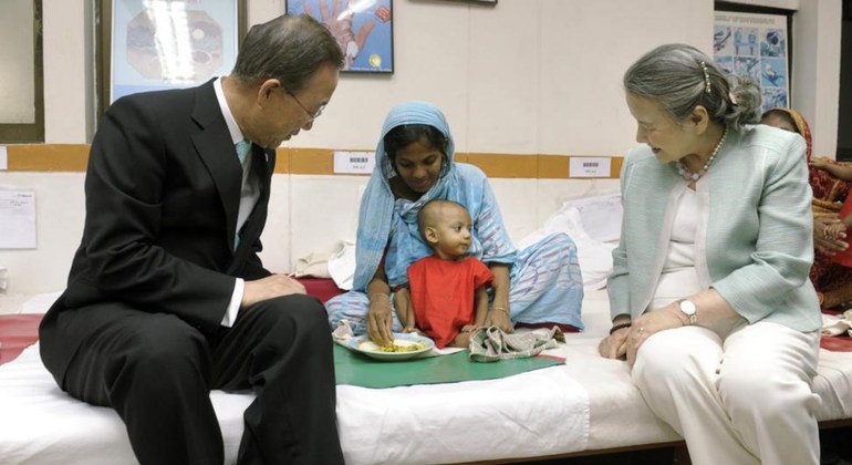 Secretary-General Ban Ki-moon (left) and his wife, Yoo Soon-taek meet a mother and child at the International Centre for Diarrhoeal Disease Research in Dhaka