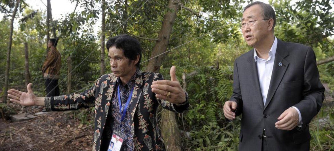 Secretary-General Ban Ki-moon (right) visits an indigenous community affected by deforestation in Indonesia. UN/M. Garten