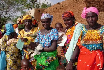 Des mères avec des enfants affamés font la queue à un site de distribution de nourriture à Taoa, au Niger.