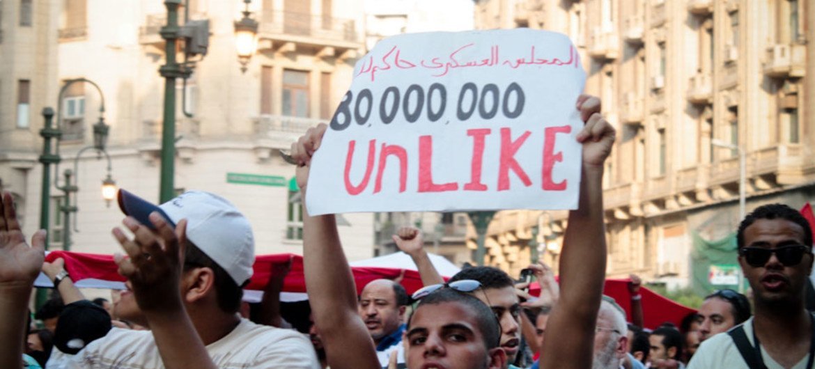 Des manifestants en Egypte demandent aux militaires de transférer le pouvoir à un gouvernement civil.