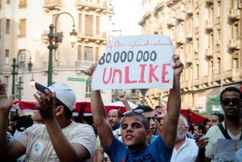 Des manifestants en Egypte demandent aux militaires de transférer le pouvoir à un gouvernement civil.