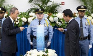Le Secrétaire général Ban Ki-moon (à gauche) et le Président de l'Assemblée générale Nassir Abdulaziz Al-Nasser allument une bougie lors d'une cérémonie en hommage aux employés de l'ONU décédés au service de l'Organisation.