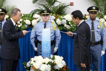 Le Secrétaire général Ban Ki-moon (à gauche) et le Président de l'Assemblée générale Nassir Abdulaziz Al-Nasser allument une bougie lors d'une cérémonie en hommage aux employés de l'ONU décédés au service de l'Organisation.