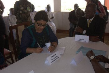 Special Representative Radhika Coomaraswamy signs action plan for release of children in the Central African Republic