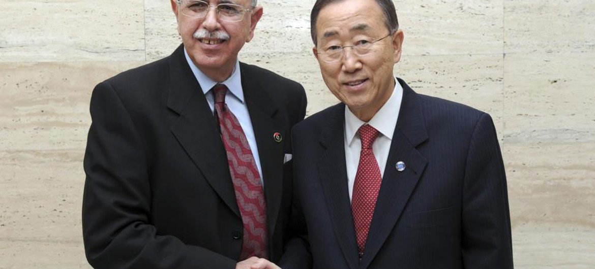 Le Secrétaire général Ban Ki-moon (à droite) avec le Premier ministre de Libye, Abdurrahim El-Keib, le 2 novembre à Tripoli.