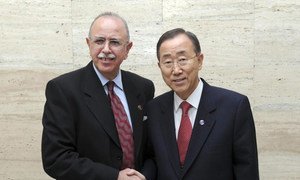 Le Secrétaire général Ban Ki-moon (à droite) avec le Premier ministre de Libye, Abdurrahim El-Keib, le 2 novembre à Tripoli.