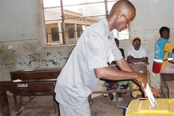 Un électeur en train d'accomplir son devoir civique au centre de votre Maele à Kisangani, ce 28 novembre 2011