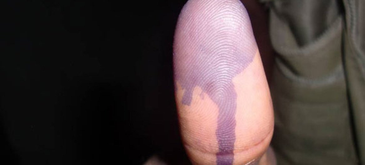 Un électeur avec de l'encre indélébile au pouce, après son vote dans un centre dans la commune de la Tshopo à Kisangani.