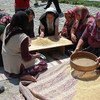 Женщины готовят Кешкек - блюдо турецкой кухни, традиционное для свадебных и религиозных церемоний