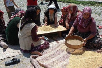 Женщины готовят Кешкек - блюдо турецкой кухни, традиционное для свадебных и религиозных церемоний