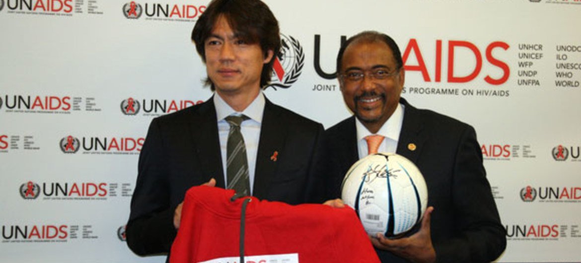Le footballeur coréen Myung-Bo Hong (à gauche) avec le Directeur exécutif d'ONUSIDA, Michel Sidibé.