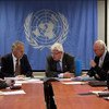 Le Secrétaire général adjoint des Nations Unies aux opérations de maintien de la paix, Hervé Ladsous (au centre), lors d'une réunion en Afghanistan.