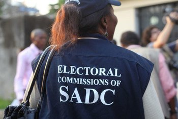 An observer outside a polling station in Kinshasa during the 28 November 2011 presidential elections in the DRC.