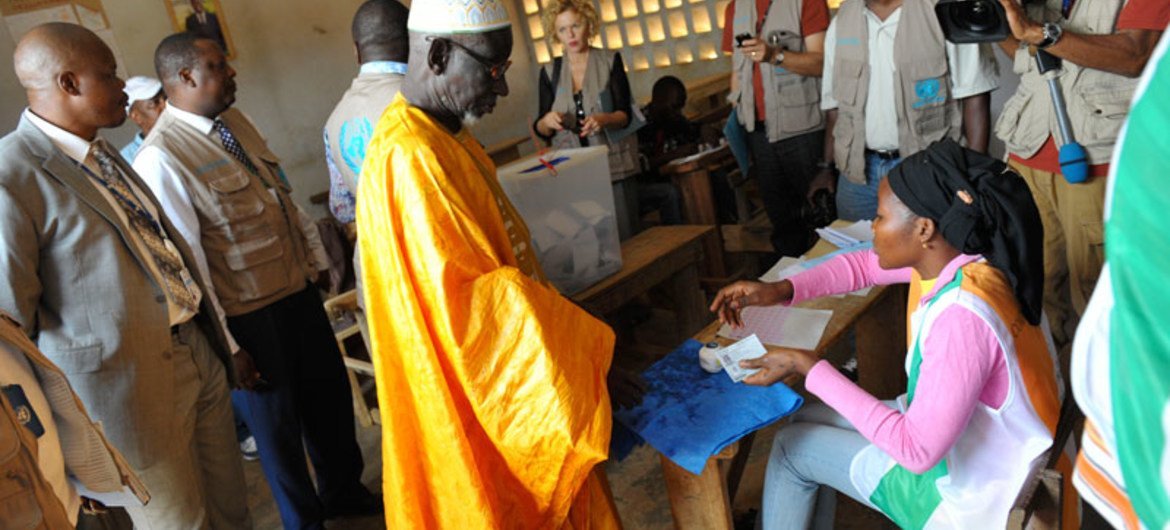 A voter participates in the first legislative election in Côte d’Ivoire with the presence of international observers.