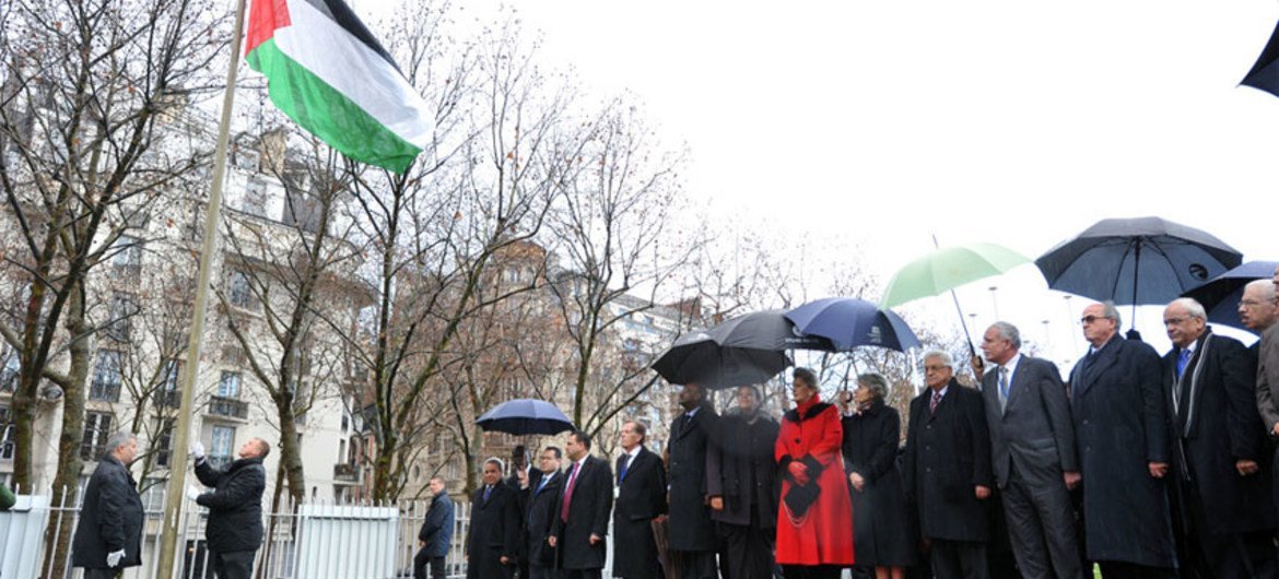 Le drapeau palestinien hissé au siège de l'UNESCO à Paris, en France.