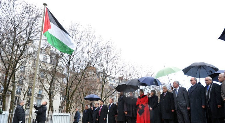 العلم الفلسطيني يرفع في مقر اليونسكو في باريس، فرنسا