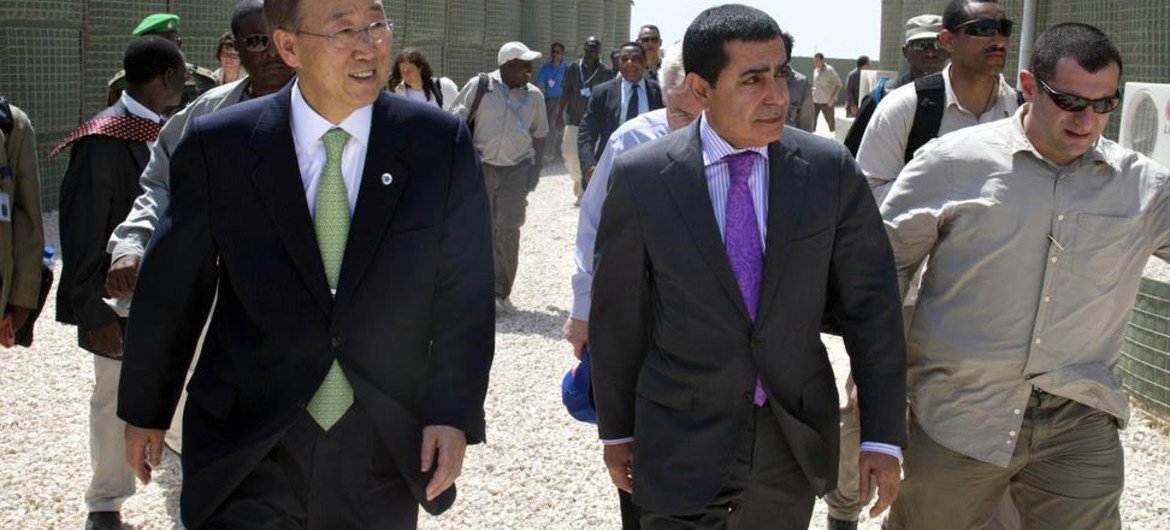 Le Secrétaire général Ban Ki-moon (à gauche) et le Président de l'Assemblée générale Nassir Abdulaziz Al-Nasser (au centre) dans la capitale somalienne Mogadiscio, début décembre 2011.